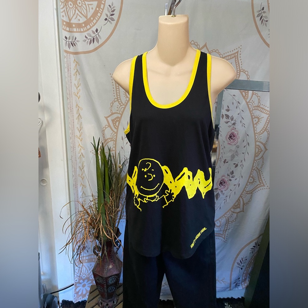 Like new Cedar Fair Knotts Berry Farm Peanuts Charlie Brown Black & Yellow Tank